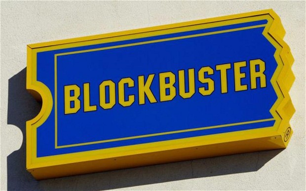 A imagem mostra um logo da empresa Blockbuster, rede de locadoras famosas nos anos 90, que foi à falência por se recusar a inovar.