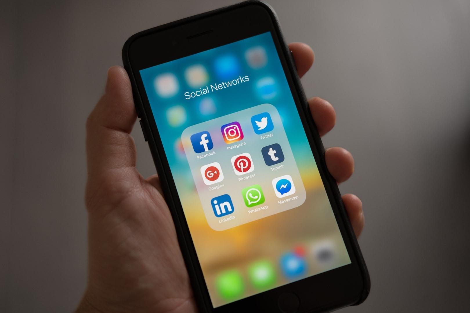 A imagem mostra a tela de celular com as palavras social networks (redes sociais) e os ícones de diversas redes sociais, sendo eles - Facebook, Instagram, Twitter, Pinterest, Tumblr, Google+, LinkedIn, WhatsApp e Messenger.