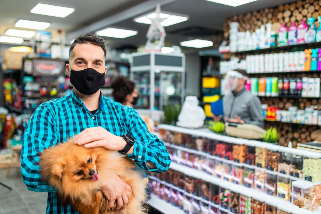 homem com cachorro