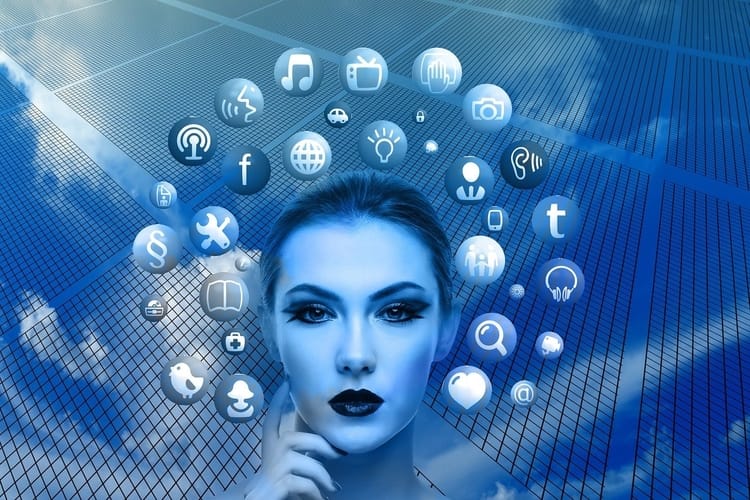 A imagem é toda tonalizada em azul, com um rosto feminino e em volta do rosto vários balõezinhos com ícones que remetem a tecnologia