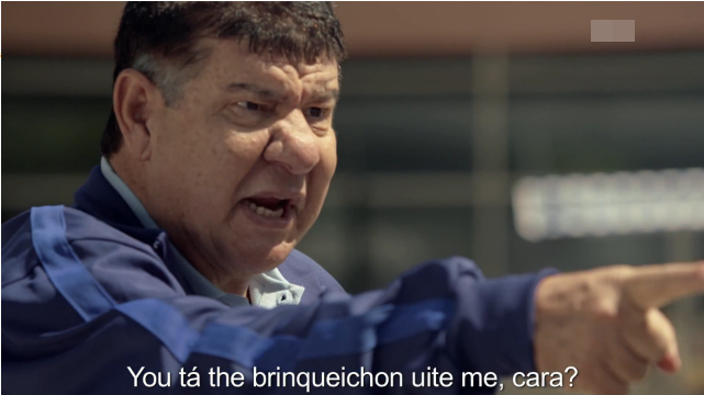 a imagem mostra um meme com o treinador Joel Santana falando “You tá the brinqueichon uite me, cara?”, fazendo referência ao nível de inglês peculiar do mesmo.