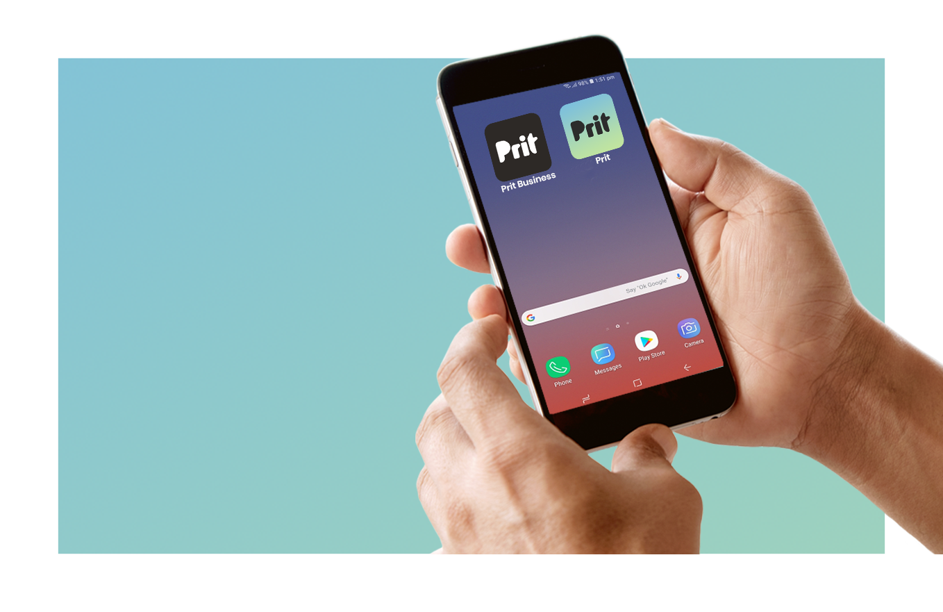A imagem mostra uma pessoa segurando um celular com aplicativos Prit.